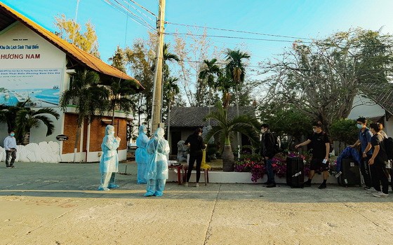 隔離者辦理手續入住南方度假村。（圖源：范阮）