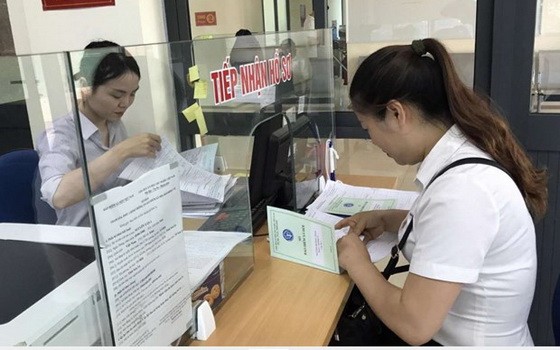 一名失業者在社會保險機關辦理失業金領取手續。（圖源：PV）