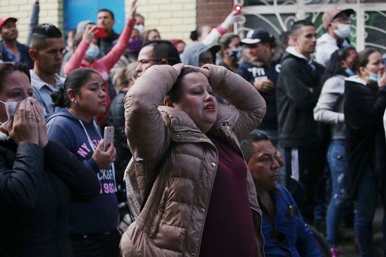 服刑人員家屬在外等待消息。（圖源：路透社）