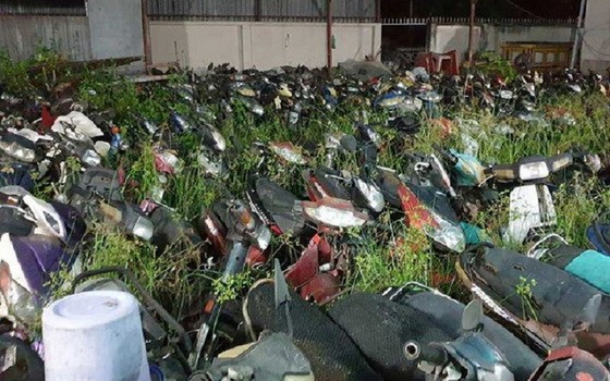 位於福門縣的違規車拘留場，許多殘舊車子的價值低於罰款。