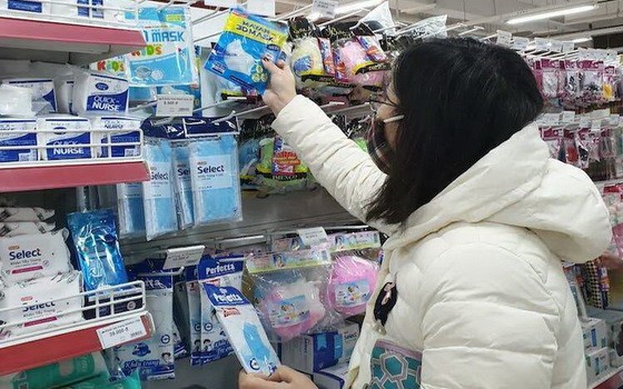 市民在超市裡選購口罩。（圖源：VNE）