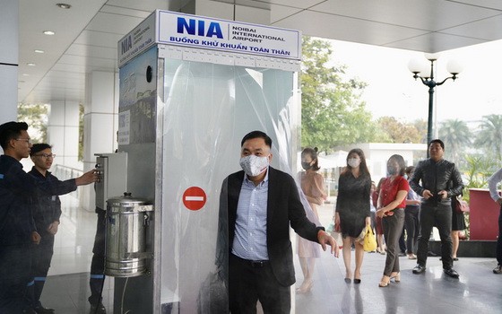 內牌機場昨(24)日已正式投入使用全身消毒室。（圖源：潘功）