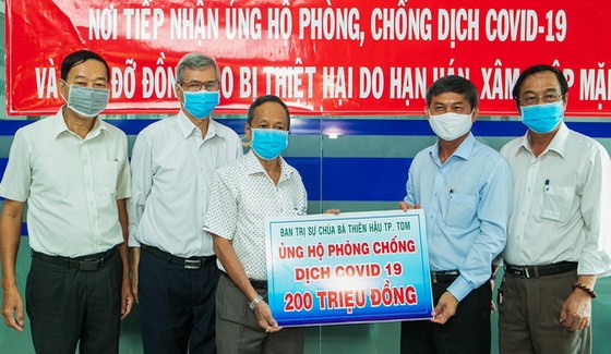 平陽省土龍木天后宮理事會代表向該省的新冠肺炎疫情防控工作贊助2億元。