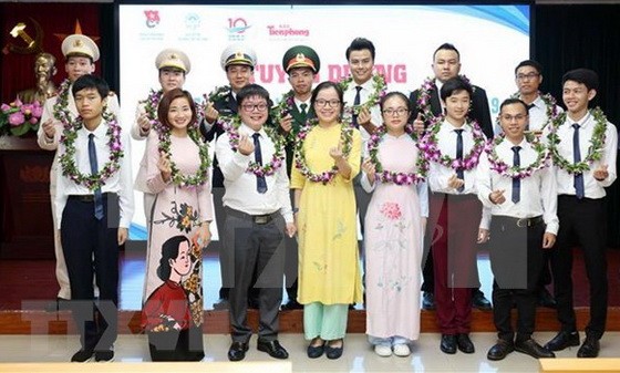 獲表彰的模範青年合照。（圖源：越通社）