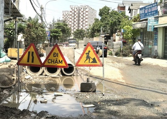 競賽運動推廣至基層。圖中是守德郡鈴東坊李濟川街的裝設排水渠工程。