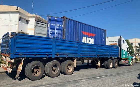 被警方截停的卡車，經檢查集裝箱內發現64具遺體。（圖源：DW）