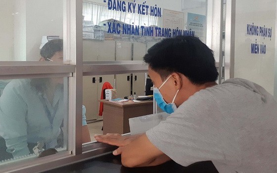 民眾到平盛郡平興和坊辦理戶籍登記手續。