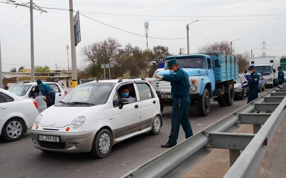 工作人員對入城車輛進行檢查。（圖源：新華社）