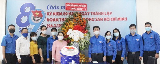 市委副書記武氏蓉（中）探望並祝賀共青團胡志明市市委。