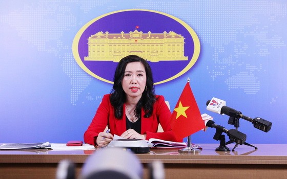 外交部發言人黎氏秋姮在記者會上回答記者提問。（圖源：外交部）