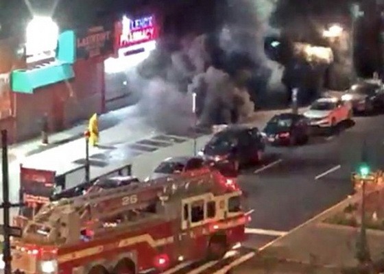 街道上濃煙滾滾。（圖源：視頻截圖）