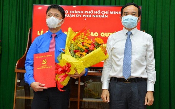 市委常務副書記陳留光（右）與新任富潤郡郡委書記范鴻山。（圖源：越勇）