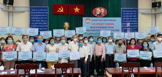 第五郡十五個坊、各華人會館、企業單位代表應邀參加時合影。