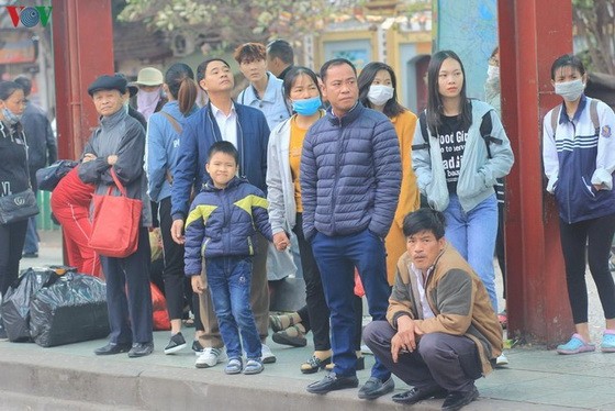 公共場所不戴口罩者將被罰款。（示意圖源：VOV）