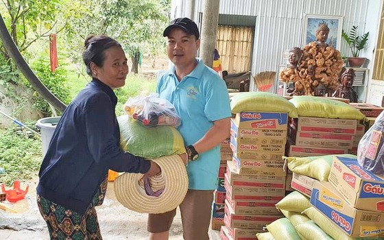 第九郡高新技術園區保安隊隊長阮江山向貧困民眾贈送禮物。