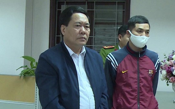 阮玉訂(左)被拘捕。