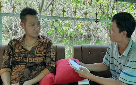 “善”彩票代理商阮清心（左）接受記者採訪。（圖源：志幸）