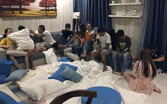 聚集吸毒的一夥男女青年被查獲。（圖源：瓊江）