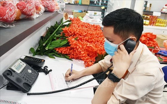 許多連鎖超市加強提供線上售貨服務。