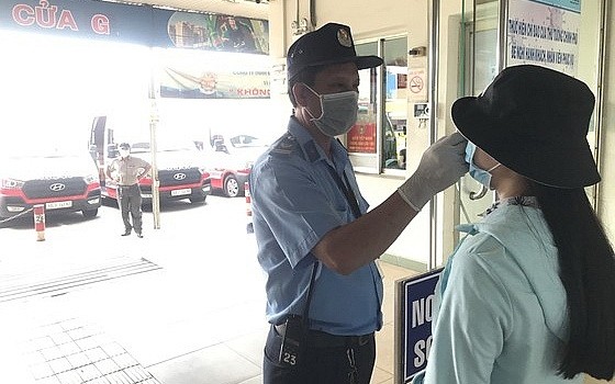 東區車站保安員給進站乘客測量體溫。（圖源：國雄）