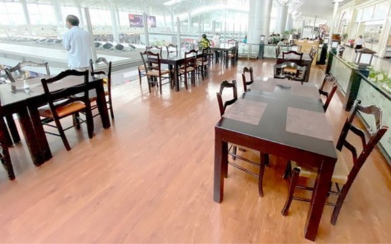 因受新冠肺炎疫情的影響，許多商店的生意清淡。