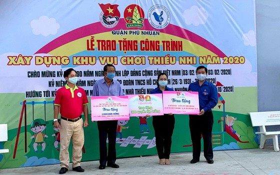 富潤郡共青團郡委將新建的少兒娛樂場移交予該郡第四坊當地政府。（圖源：共青團本市市委）