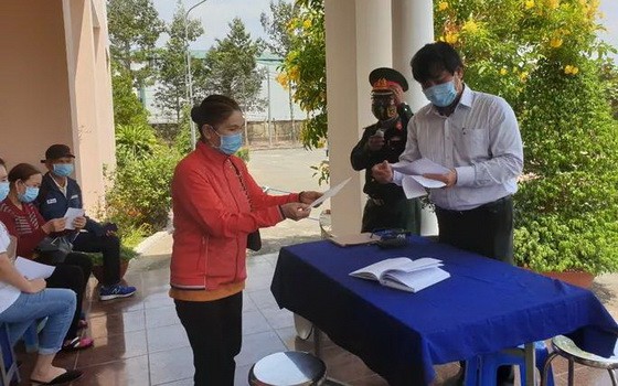 隔離期滿，辦理手續準備返家的市民。（圖源：阮盛）