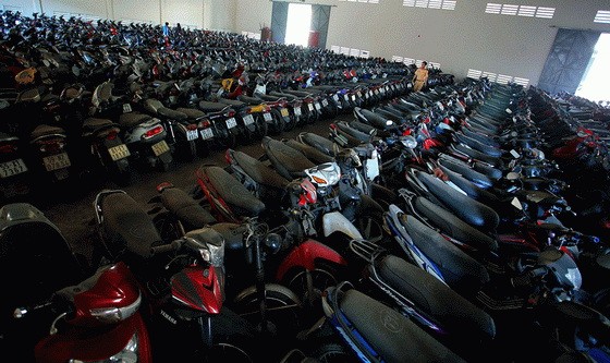 大量摩托車因違反交規而被扣留，但無人認領。