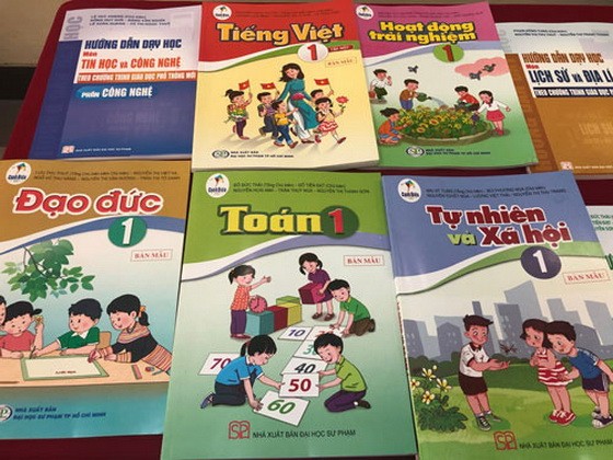 新版一年級教科書的售價比舊版的售價高數倍。