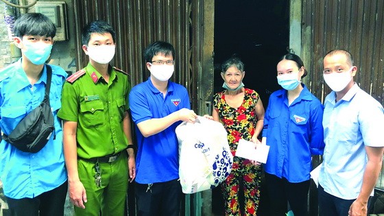 梁蓉大娘獲第五郡第三坊共青團贈送救濟品。