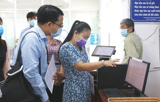 在福門縣人委會辦公室瞭解在線公共服務。 