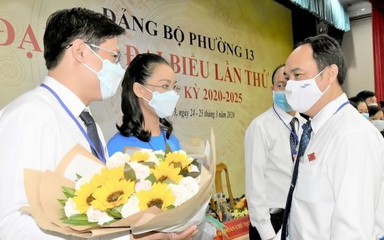 新平郡郡委書記黎黃河（右）祝賀黃文才同志聯任2020-2025年任期坊黨委書記。