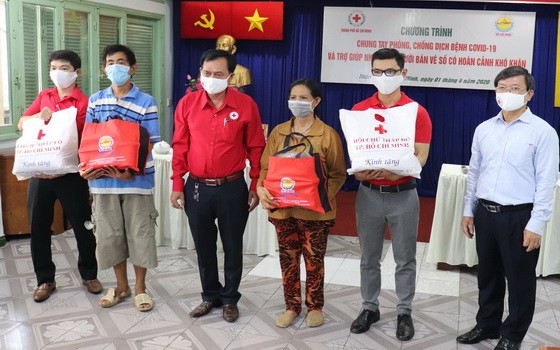 儀式上，市紅十字會主席陳長山接領由市建設彩票公司贊助金，並向兩位第五郡賣彩票者贈送禮物。