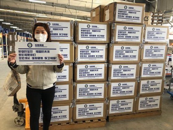 張帥送抗疫人員子女550雙網球鞋。