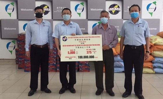 平陽台商會代表將善款及抗疫物資交給平陽省殘疾孤兒輔助會。