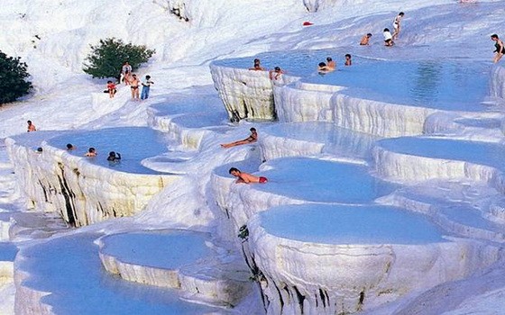土耳其Pamukkale棉花堡可讓人游泳。
