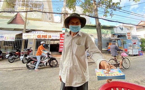 圖為一名彩票兜售者。（圖源：互聯網）