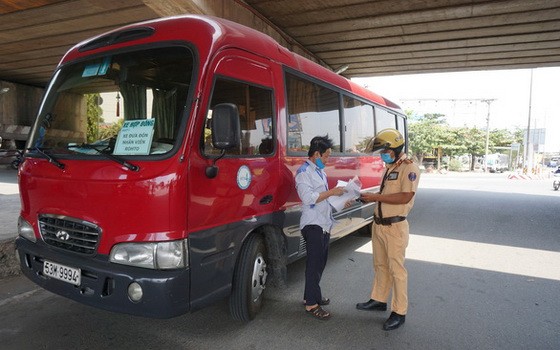 交警檢查進出胡志明市車輛。（圖源：德富）