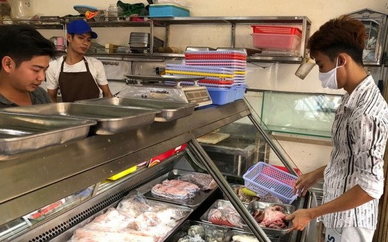 第十郡某海鮮商店的場地租金獲調降30%。