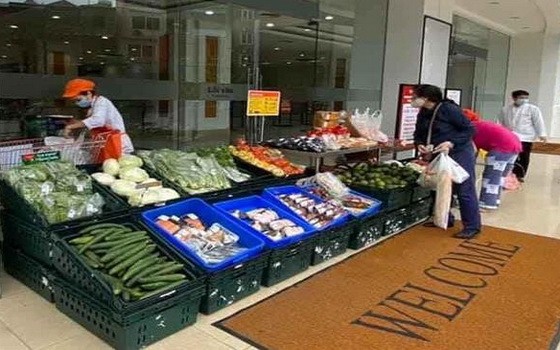 臨時食品攤及時為民眾供應食品。（圖源：CTV）