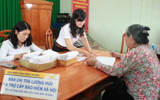 退休人員以現款形式領取退休金。（圖源：何江）