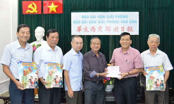 王永勝（右三）與土龍木天后宮理事成員贊助本報慈善基金。