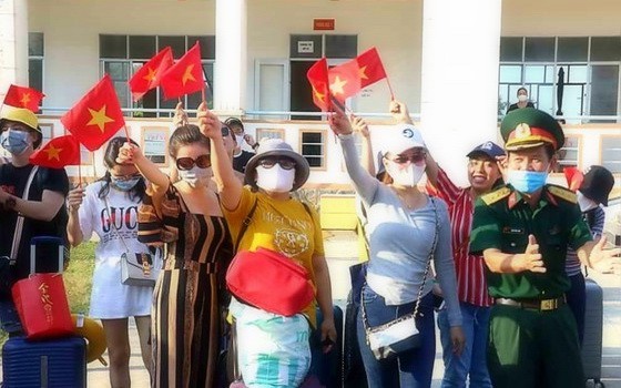 隔離者舉旗歡慶隔離期滿無恙回家。（圖源：俊光）