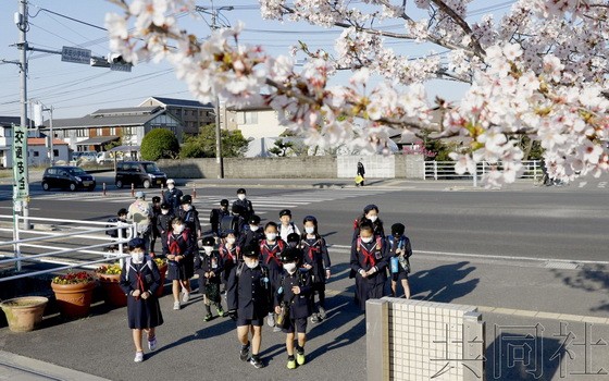 戴口罩上學的小學生。（圖源：共同社）