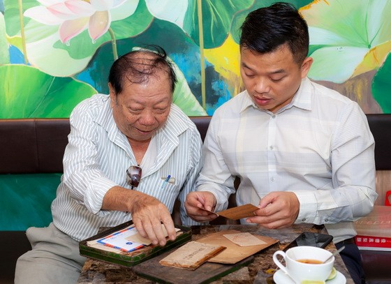 多次向“西堤華人文化陳列室”捐贈珍貴資料與實物的第六郡劉植仁先生（左）。