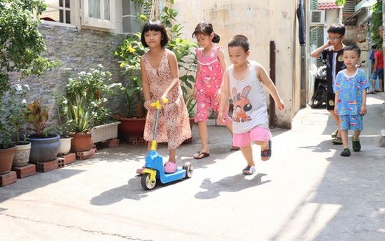 獲安裝監控攝像系統後，黃靜古街45號巷的民戶都很放心讓孩子在巷裡玩耍。