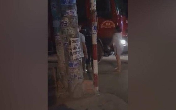 一名婦女大聲呼叫並攔截正在執勤的消防車。（圖源：視頻截圖）