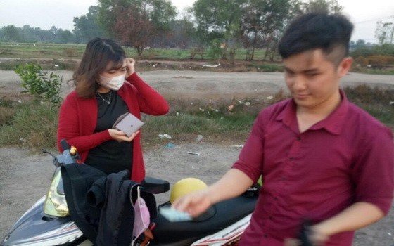 不戴口罩騎摩托車的男子被警察攔查並罰款。（圖源：孟和）