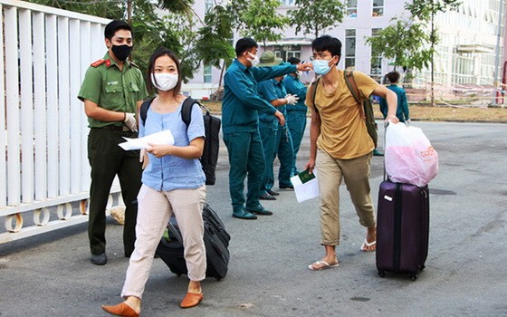 圖為市國立大學宿舍的集中隔離區的部分隔離者經隔離期滿無恙陸續回家。（圖源：燕詩）