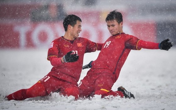 光海（右）參加亞足聯Break The Chain運動，以激勵共同體防控新冠肺炎疫情。（圖源：互聯網）